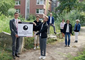 Freuen sich über die Nominierung (v.l.): Bürgermeister Harald Lenßen, Ulrike Reichelt (Leiterin Amt für Wirtschaftsförderung, Öffentlichkeitsarbeit und Liegenschaften), Klimaschutzmanager Stephan Baur, der Technische Beigeordneter Ulrich Geilmann, Cornelia Hüsch (Leiterin Amt für Bildung, Kultur, Sport und Soziales), Uta Schopmann (Leiterin Tiefbau- und Grünflächenamt) und die Erste Beigeordnete Margit Ciesielski, alle Teil des Teams der Global Nachhaltigen Kommune.  Foto: Stadt Neukirchen-Vluyn 